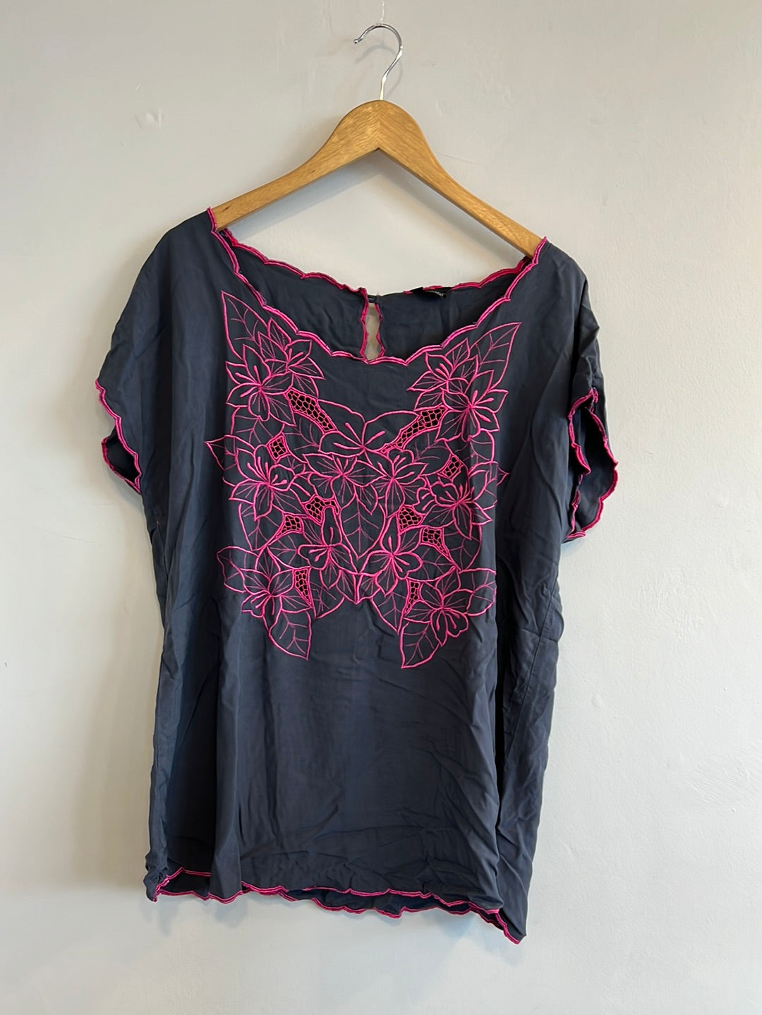 Topshop - Embroidered scallop edge top