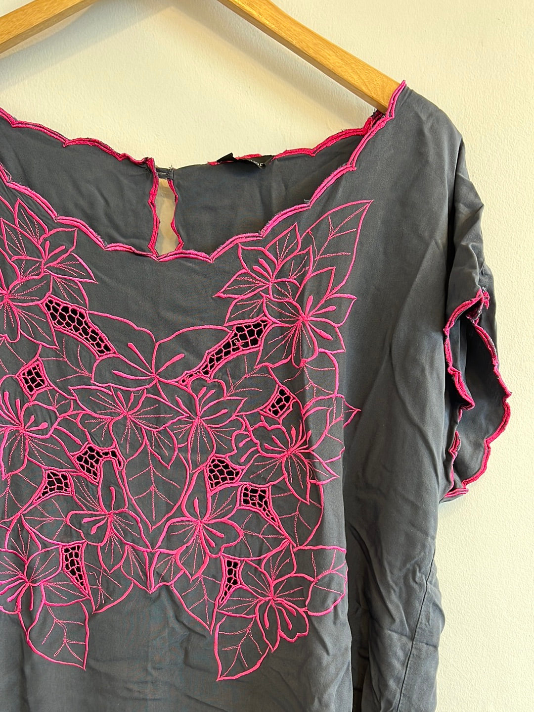 Topshop - Embroidered scallop edge top