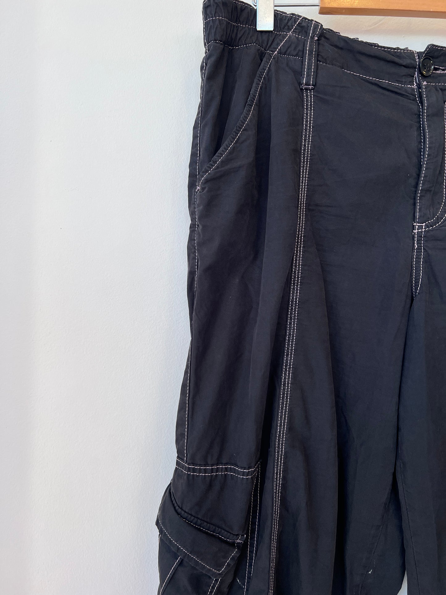 BDG - Black contrast stitch cargos