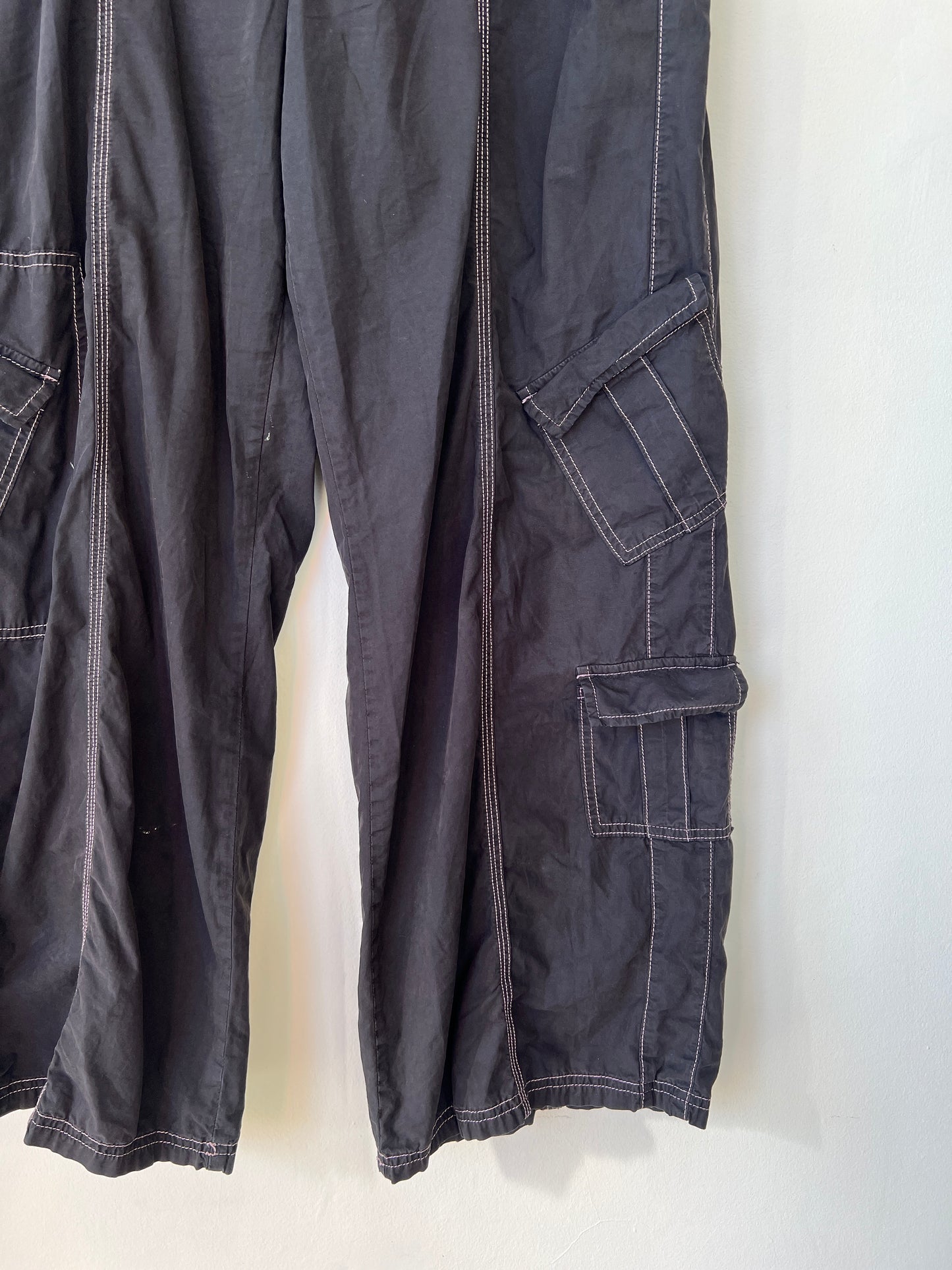 BDG - Black contrast stitch cargos